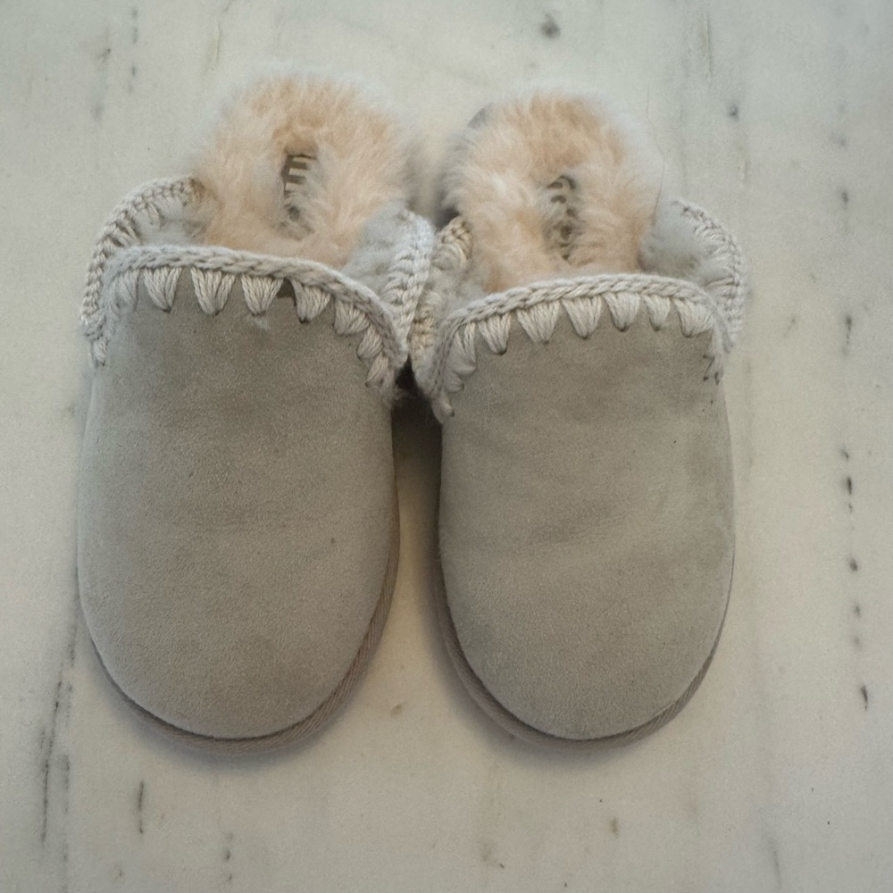 Mou Eskimo Shearling Lined Slippers in Light Gray and Cream